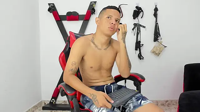 Steven19 LatinBoy online show from 11-11-25, 11:43