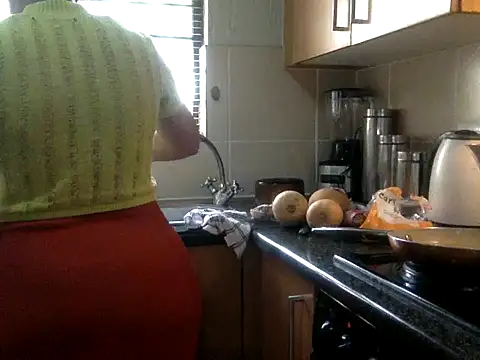 Snapshot of NewBeginnings8 chatting on 11-01-25, 11:23 NewBeginnings8 online show from 11-01-25, 11:23