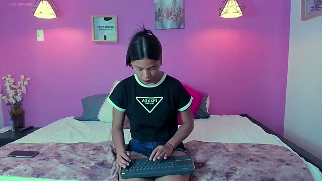 Miaa Coleman online show from 11-04-25, 03:22