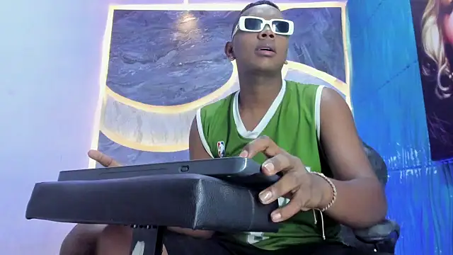 Snapshot of the_hot_boy0 chatting on 11-06-25, 12:28 the hot boy0 online show from 11-06-25, 12:28