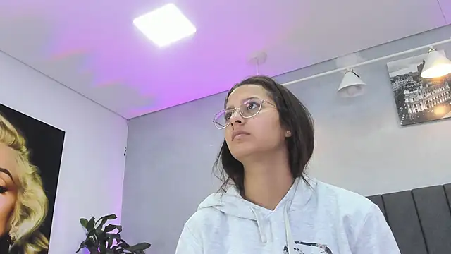 Snapshot of kendra_london chatting on 06-16-26, 11:24 kendra london online show from 06-16-26, 11:24