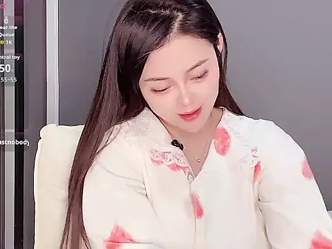 Snapshot of Yesenia- chatting on 11-19-25, 01:44 Yesenia- online show from 11-19-25, 01:44