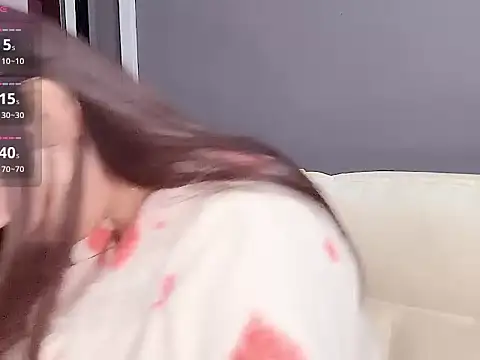 Snapshot of Yesenia- chatting on 11-21-25, 01:43 Yesenia- online show from 11-21-25, 01:43