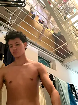 Snapshot of santicastroles chatting on 11-08-25, 05:56 santicastroles online show from 11-08-25, 05:56