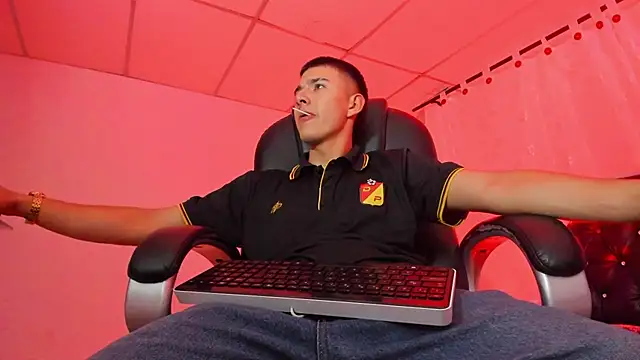 Snapshot of Aleck_Boy chatting on 11-12-25, 08:30 Aleck Boy online show from 11-12-25, 08:30