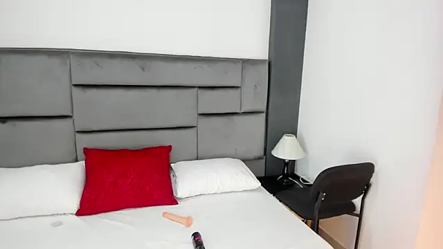 CatleyaSmith online show from 12-21-25, 12:23