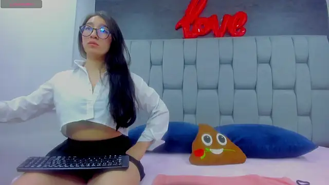 Mia Horney online show from 11-29-25, 01:36