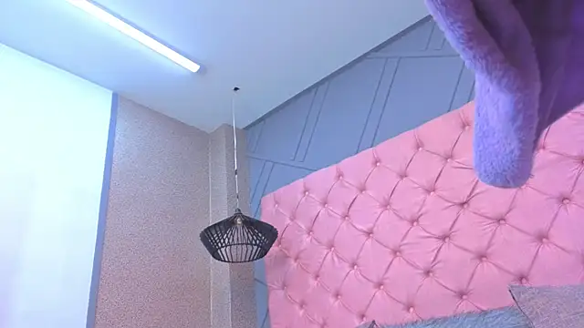 Mia Horney online show from 04-13-26, 07:30