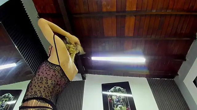 Caitlyn-Joness  online show from 04-06-26, 10:00