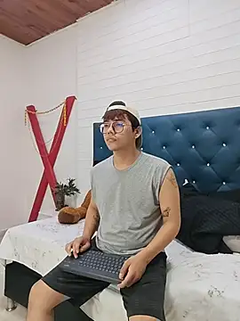 Snapshot of benjiDom chatting on 11-11-25, 12:05 benjiDom online show from 11-11-25, 12:05