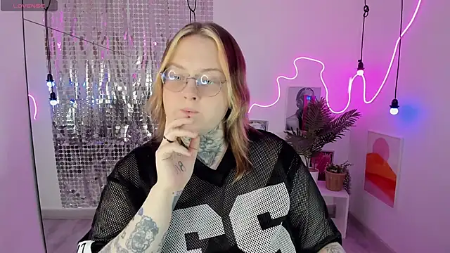 Snapshot of Arya_Addams chatting on 11-12-25, 02:06 Arya Addams online show from 11-12-25, 02:06