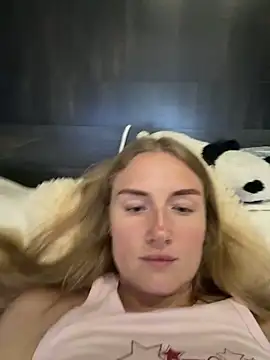 Snapshot of olliebells chatting on 06-19-26, 01:15 olliebells online show from 06-19-26, 01:15