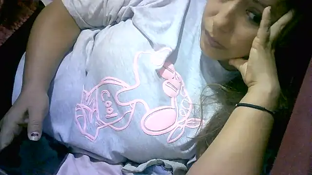 Snapshot of Zulreyna chatting on 07-25-26, 05:49 Zulreyna online show from 07-25-26, 05:49
