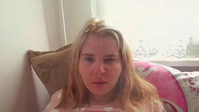 Snapshot of HornyElena chatting on 04-19-26, 03:00 HornyElena online show from 04-19-26, 03:00