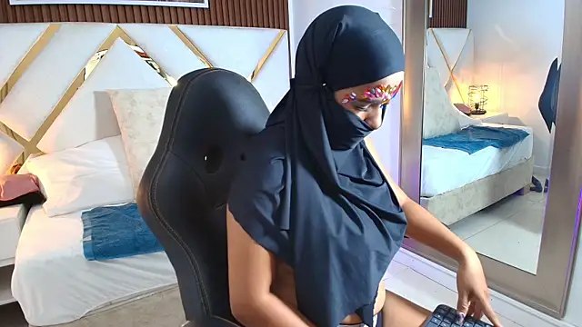 Snapshot of _Aliya_ chatting on 11-06-25, 10:05 Aliya online show from 11-06-25, 10:05