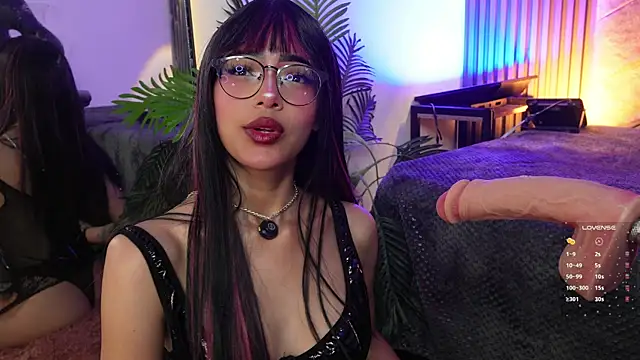 Snapshot of _ViolletteNoir_ chatting on 04-21-26, 08:34 ViolletteNoir online show from 04-21-26, 08:34