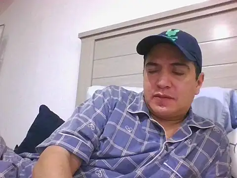 Snapshot of yayo_33 chatting on 11-10-25, 02:32 yayo 33 online show from 11-10-25, 02:32