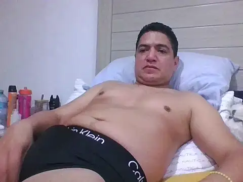 Snapshot of yayo_33 chatting on 11-23-25, 04:12 yayo 33 online show from 11-23-25, 04:12