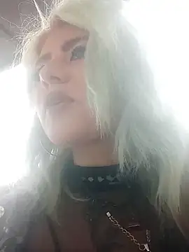 Snapshot of Hollywouldd chatting on 11-10-25, 05:01 Hollywouldd online show from 11-10-25, 05:01