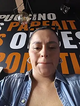 Snapshot of ALEJA__22 chatting on 07-12-26, 06:43 ALEJA 22 online show from 07-12-26, 06:43