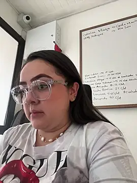 Snapshot of cleo_wale_ chatting on 11-08-25, 04:29 cleo wale online show from 11-08-25, 04:29