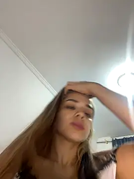 Snapshot of Sara__Secret chatting on 11-18-25, 02:39 Sara Secret online show from 11-18-25, 02:39