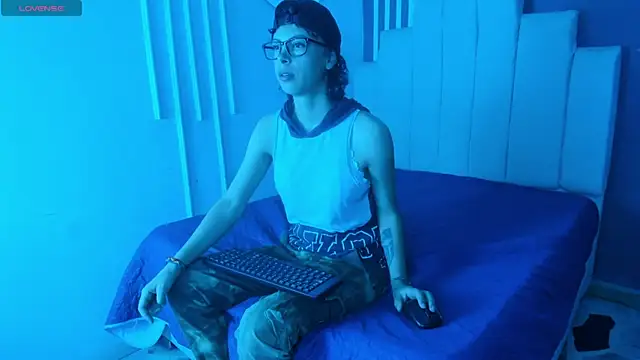 Snapshot of AliceMadnes chatting on 07-12-26, 06:43 AliceMadnes online show from 07-12-26, 06:43