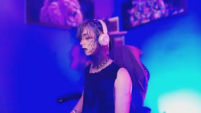 luxiel  online show from 03-24-26, 09:42