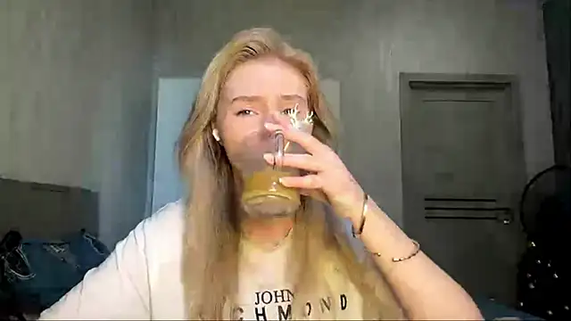 Snapshot of MoonlitCrystalia chatting on 06-30-26, 11:22 MoonlitCrystalia online show from 06-30-26, 11:22