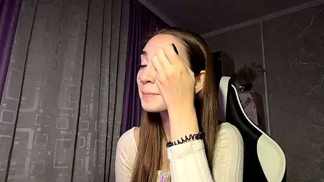 HollyPaw online show from 11-10-25, 06:40