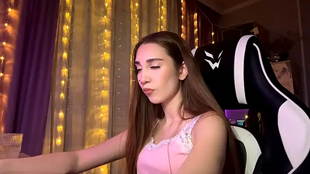 HollyPaw online show from 12-20-25, 08:05