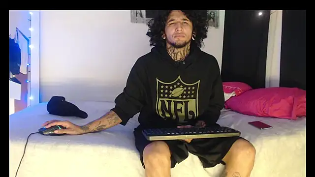 Snapshot of Yuki_mil chatting on 11-08-25, 03:23 Yuki mil online show from 11-08-25, 03:23