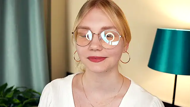 Snapshot of UnDesiga chatting on 11-10-25, 04:50 UnDesiga online show from 11-10-25, 04:50