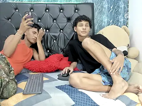 Snapshot of matew_and_nico chatting on 11-11-25, 03:50 matew and nico online show from 11-11-25, 03:50