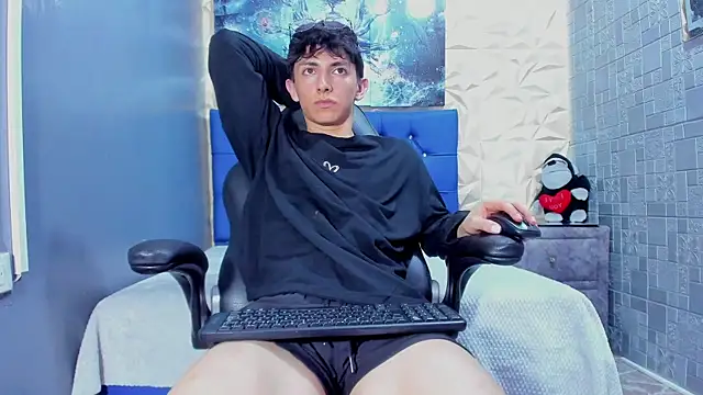 Snapshot of ElanGiraldo chatting on 05-12-26, 12:08 ElanGiraldo online show from 05-12-26, 12:08