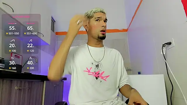 Snapshot of Carlitos_sexy chatting on 11-16-25, 01:11 Carlitos sexy online show from 11-16-25, 01:11