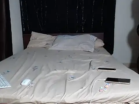 Snapshot of WettLyn chatting on 11-13-25, 12:20 WettLyn online show from 11-13-25, 12:20