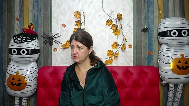 Snapshot of RoseHille chatting on 11-15-25, 10:45 RoseHille online show from 11-15-25, 10:45