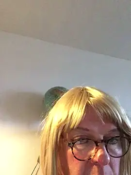 Snapshot of simone_xdressing chatting on 12-15-24, 02:05 simone xdressing online show from 12-15-24, 02:05