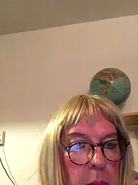 Snapshot of simone_xdressing chatting on 12-22-24, 12:50 simone xdressing online show from 12-22-24, 12:50