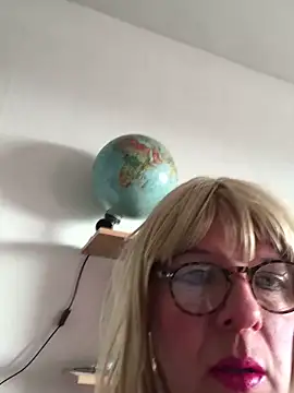 Snapshot of simone_xdressing chatting on 02-23-25, 01:13 simone xdressing online show from 02-23-25, 01:13