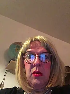 Snapshot of simone_xdressing chatting on 09-28-25, 11:21 simone xdressing online show from 09-28-25, 11:21