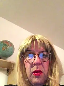 Snapshot of simone_xdressing chatting on 10-04-25, 11:36 simone xdressing online show from 10-04-25, 11:36