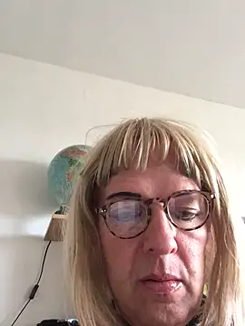 Snapshot of simone_xdressing chatting on 10-05-25, 01:20 simone xdressing online show from 10-05-25, 01:20