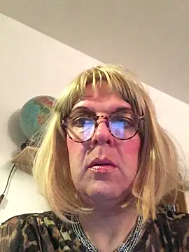 Snapshot of simone_xdressing chatting on 10-29-25, 07:59 simone xdressing online show from 10-29-25, 07:59