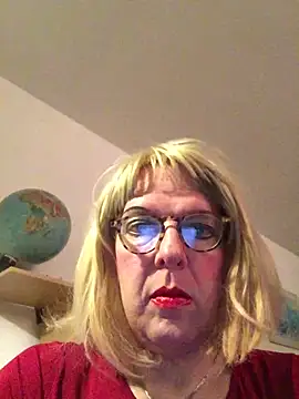 Snapshot of simone_xdressing chatting on 11-02-25, 01:30 simone xdressing online show from 11-02-25, 01:30