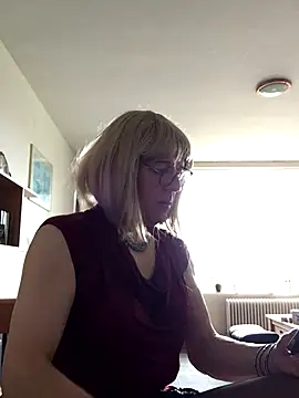 Snapshot of simone_xdressing chatting on 11-09-25, 10:02 simone xdressing online show from 11-09-25, 10:02