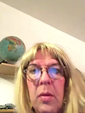 Snapshot of simone_xdressing chatting on 11-10-25, 12:42 simone xdressing online show from 11-10-25, 12:42