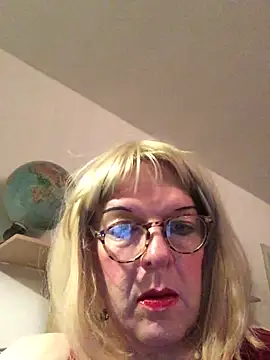 Snapshot of simone_xdressing chatting on 11-16-25, 01:11 simone xdressing online show from 11-16-25, 01:11