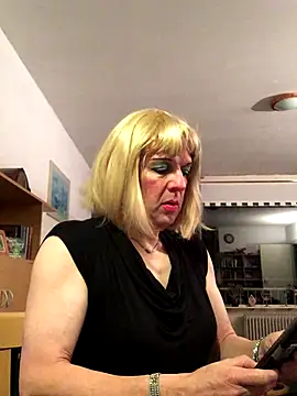 Snapshot of simone_xdressing chatting on 11-17-25, 01:11 simone xdressing online show from 11-17-25, 01:11